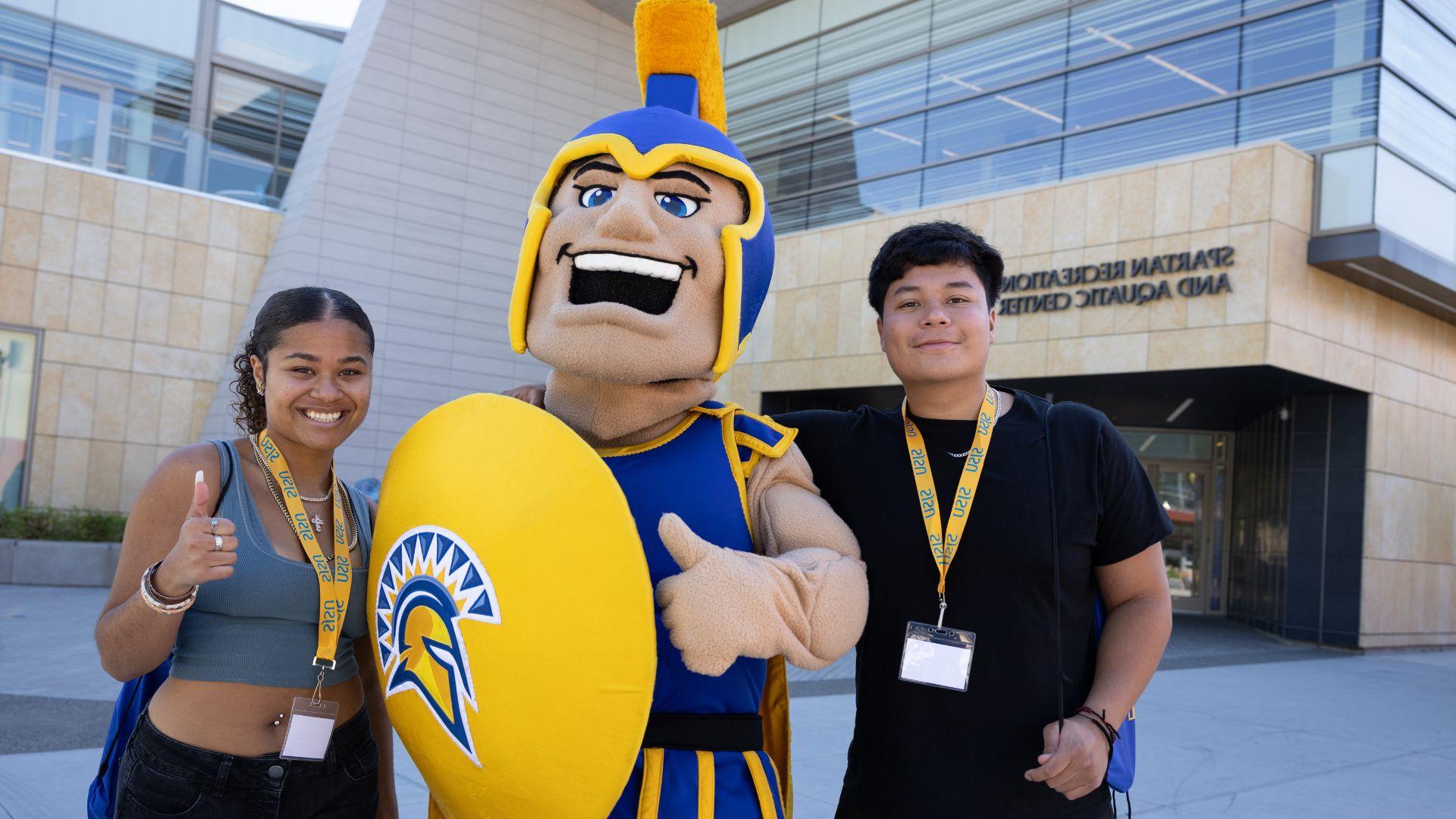 Sammy welcomes new 菠菜网lol正规平台 students to frosh orientation.